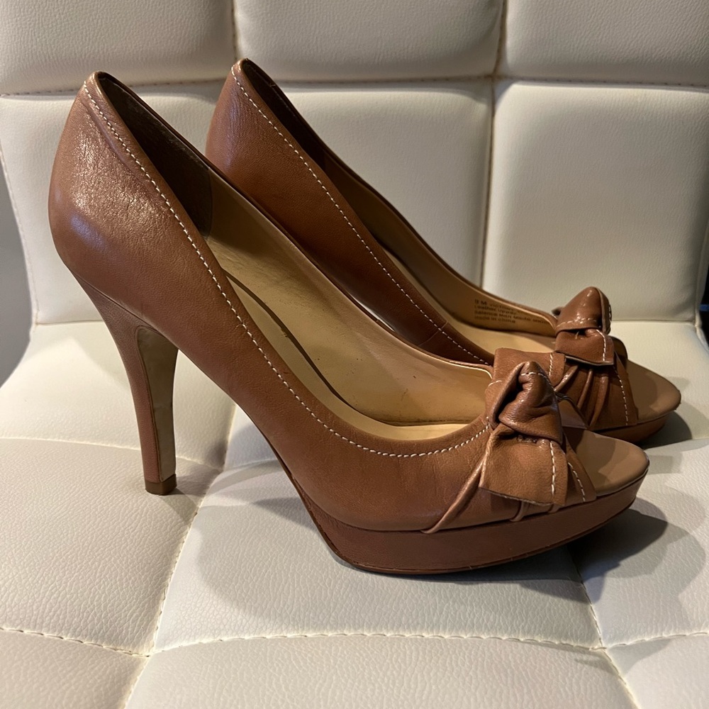 Franco Sarto Tan Bow Peep Toe Heel size 9